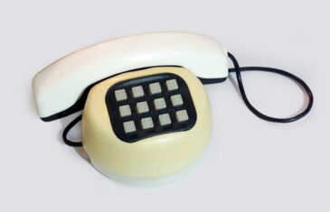 vecchio telefono in plastica ingiallita
