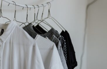 vestiti dentro armadio