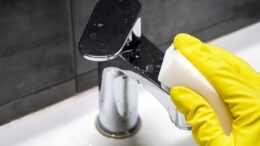 pulizia-acciaio-lavandino-bagno