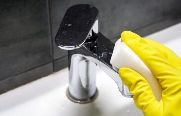 pulizia acciaio del lavandino del bagno