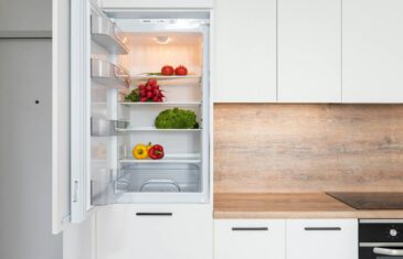 cucina con frigorifero da incasso