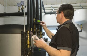 tecnico che revisiona una caldaia